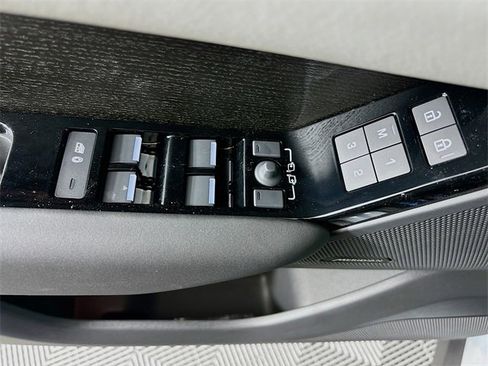 New 2026 Land Rover Range Rover Velar Dynamic SE image 19