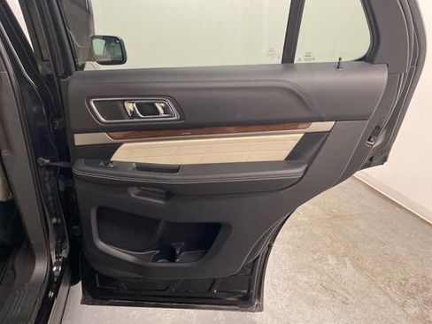 Used 2019 Ford Explorer Platinum image 28