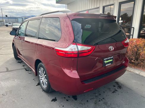 Used 2018 Toyota Sienna XLE FWD image 5