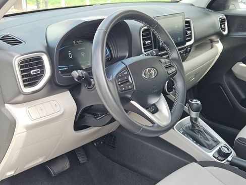 Used 2025 Hyundai Venue SEL FWD image 13