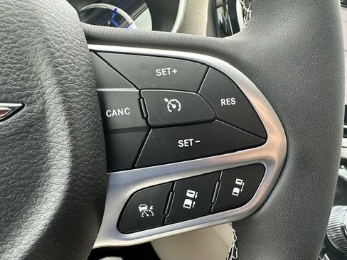 New 2023 Chrysler Pacifica Touring-L image 17