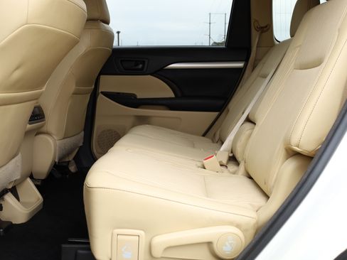 Used 2015 Toyota Highlander LE image 13