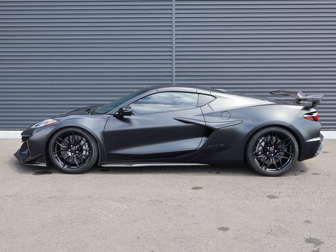 Used 2024 Chevrolet Corvette Z06 w/ Z07 Performance Package RWD image 8