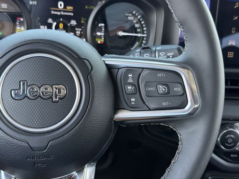 Used 2025 Jeep Wrangler Unlimited Sahara AWD/4WD image 21