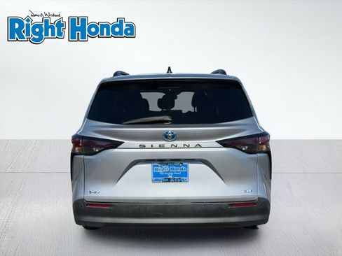 Used 2025 Toyota Sienna XLE FWD image 6