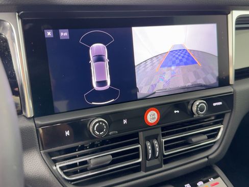 Certified 2025 Porsche Macan image 24