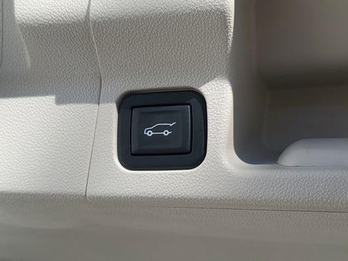 Used 2023 GMC Acadia Denali w/ Denali Ultimate Package image 9