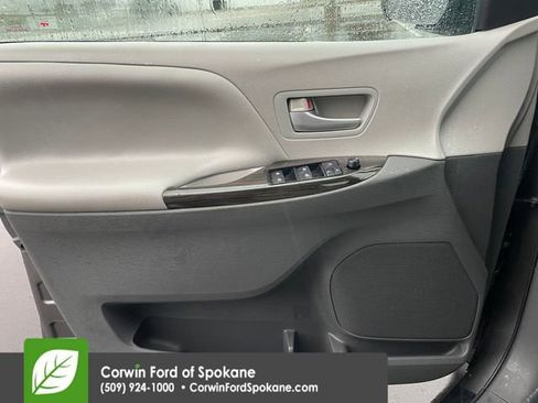 Used 2015 Toyota Sienna XLE image 22