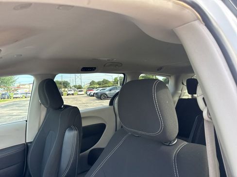 Used 2024 Chrysler Voyager LX FWD image 9