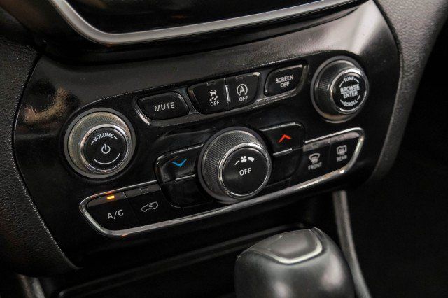 Used 2021 Jeep Cherokee Latitude Plus AWD/4WD image 30