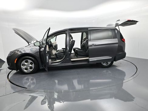 Used 2017 Chrysler Pacifica Platinum image 60