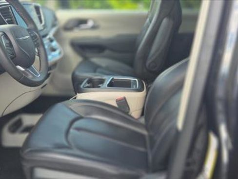 Used 2023 Chrysler Pacifica Touring-L FWD image 12