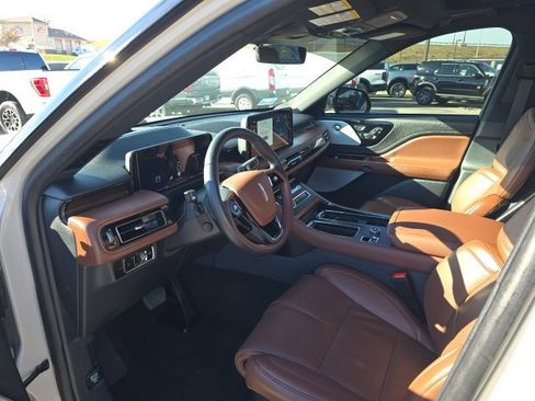 Used 2025 Lincoln Aviator Reserve w/ Equipment Group 201A image 10