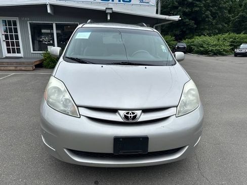 Used 2010 Toyota Sienna XLE FWD image 2