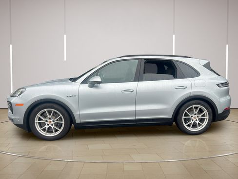 Certified 2025 Porsche Cayenne E-Hybrid AWD/4WD image 2