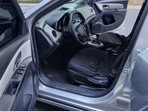 Used 2013 Chevrolet Cruze LS image 9