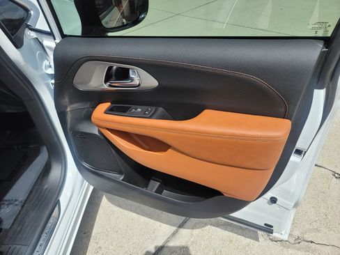 Used 2026 Chrysler Pacifica Pinnacle image 14