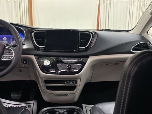 Used 2023 Chrysler Pacifica Touring-L image 20