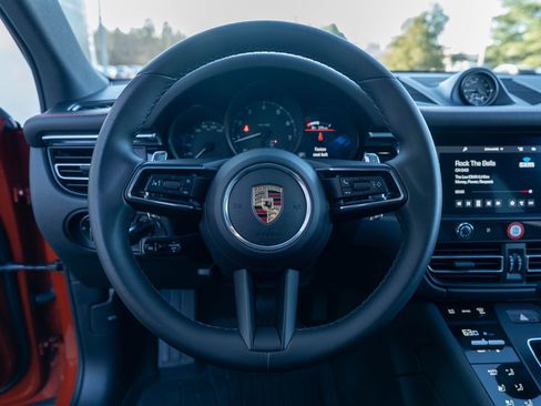 Certified 2022 Porsche Macan image 25