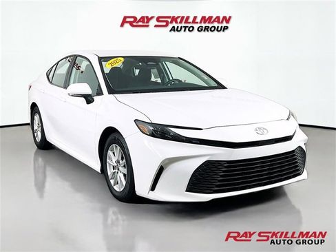 Used 2025 Toyota Camry LE image 1