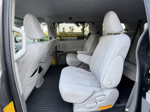 Used 2012 Toyota Sienna LE w/ Towing Pkg FWD image 11