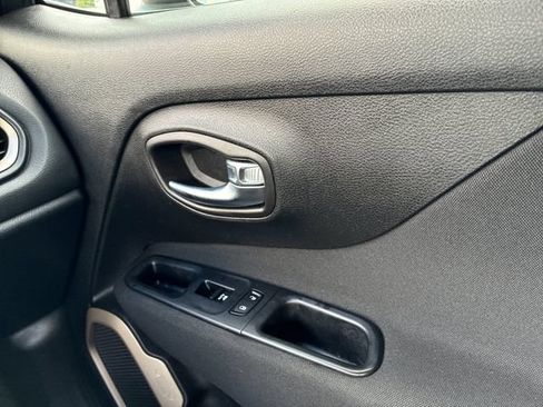 Used 2016 Jeep Renegade Latitude FWD image 16