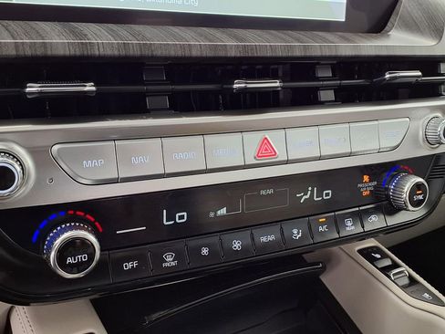 Used 2023 Kia Telluride EX w/ EX Captain's Chair Package FWD image 6