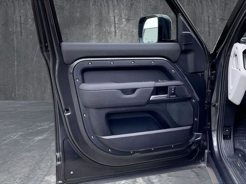 Used 2025 Land Rover Defender 130 X-Dynamic SE image 20