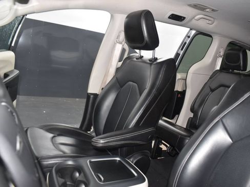 Used 2023 Chrysler Pacifica Touring-L FWD image 18