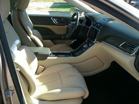 Used 2019 Lincoln Continental Select image 29