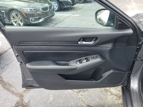 Used 2024 Nissan Altima 2.5 SV FWD image 13
