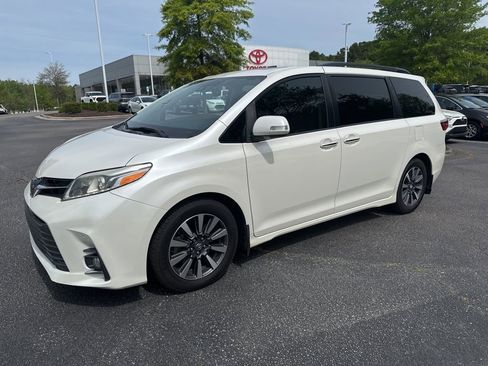 Used 2018 Toyota Sienna Limited image 2