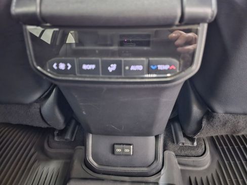 Used 2024 Toyota Highlander XLE AWD/4WD image 18