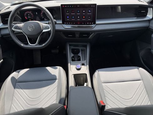 Used 2025 Volkswagen Tiguan SE image 10