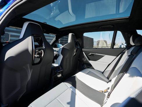 Used 2025 BMW M5 Touring image 37