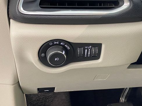 Used 2017 Chrysler Pacifica Limited image 20