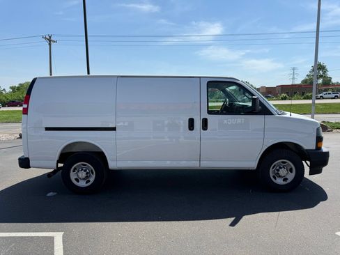 Used 2025 Chevrolet Express 2500 w/ Driver Convenience Package RWD image 15