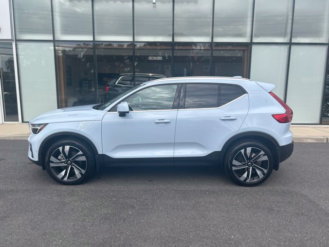 Used 2024 Volvo XC40 B5 Plus w/ Climate Package AWD/4WD image 2