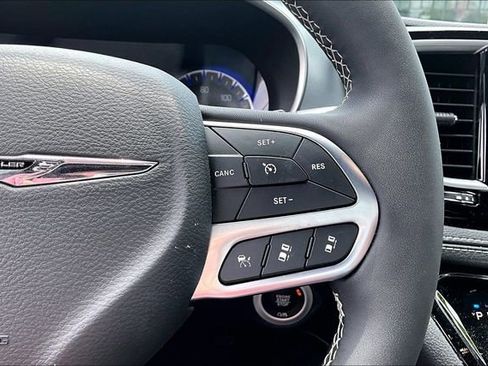 Used 2026 Chrysler Pacifica Limited FWD image 12