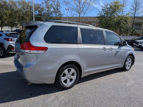 Used 2014 Toyota Sienna LE image 3