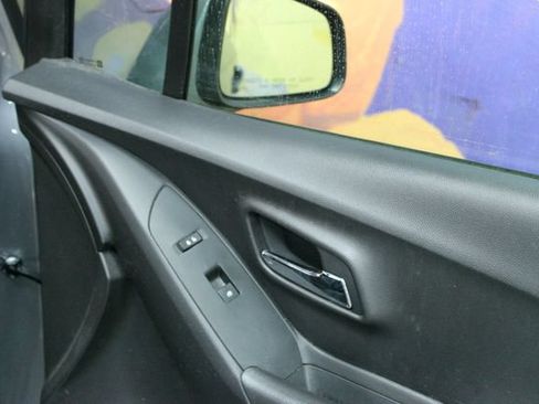 Used 2019 Chevrolet Trax LT w/ LT Convenience Package FWD image 9