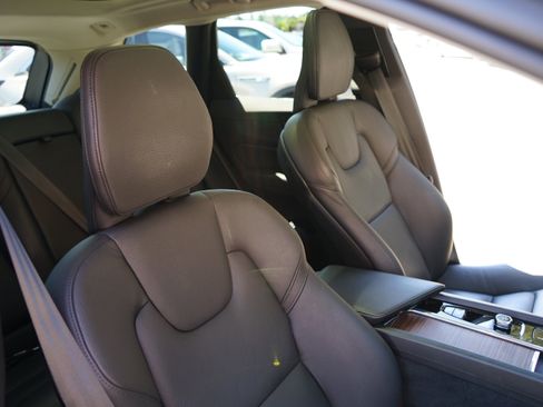 Used 2022 Volvo XC60 B5 Momentum image 24