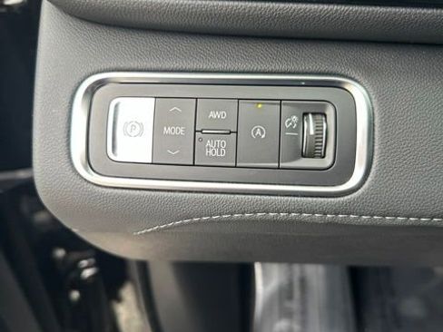 Used 2025 Buick Enclave Preferred AWD/4WD image 39