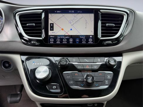 Used 2018 Chrysler Pacifica Touring FWD image 18