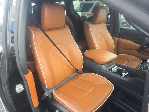 Used 2025 Chrysler Pacifica Pinnacle FWD image 23