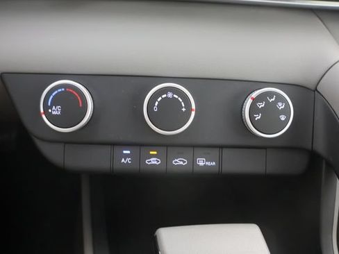 Certified 2024 Hyundai Elantra SE FWD image 15