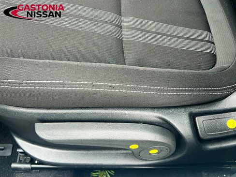 Used 2025 Hyundai Venue SEL image 25