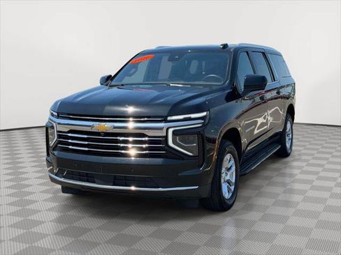 Used 2025 Chevrolet Suburban LT AWD/4WD image 3