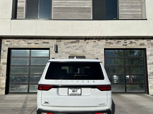 Used 2022 Jeep Wagoneer Series II AWD/4WD image 4