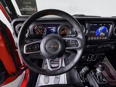 Used 2019 Jeep Wrangler Unlimited Sahara w/ Uconnect 4C Nav & Sound Group AWD/4WD image 11